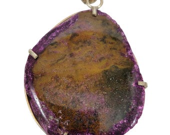 Colgante de plata hecho a mano con piedra de jaspe teñida de púrpura. Collar llamativo.