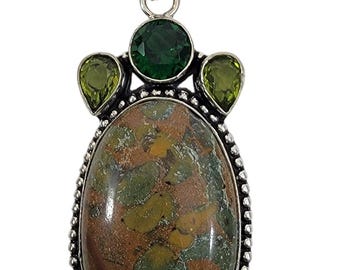 Colgante de plata hecho a mano con jaspe de la selva tropical y detalles de gemas verdes