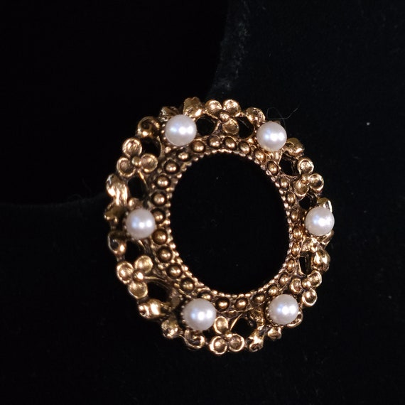 Vintage Brass Pin, Charming Pearl Wreath Brooch, … - image 3