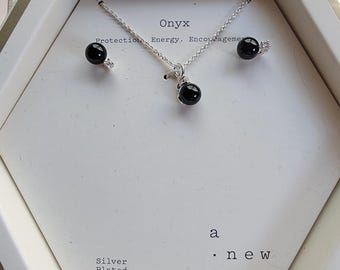 Collar "Un Nuevo Día" con colgante de ónix negro y cadena bañada en plata de 45 cm (18 pulgadas).