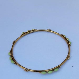 Vintage Armreif gold aus Glas mit grünen Cabochons 70s mod retro Schmuck