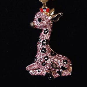 Collier strass et émail Betsey Johnson girafe rose plaqué or jaune