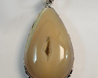 Collar con colgante de ópalo amarillo, joyería artesanal en plata de ley con diseño de lágrima.