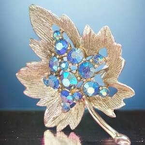 Goldene Blatt Brosche mit blauen Strasssteinen für Frauen, Gold Schmuck Pin, Vintage Broschen in Gelb Gold Ton Einstellung