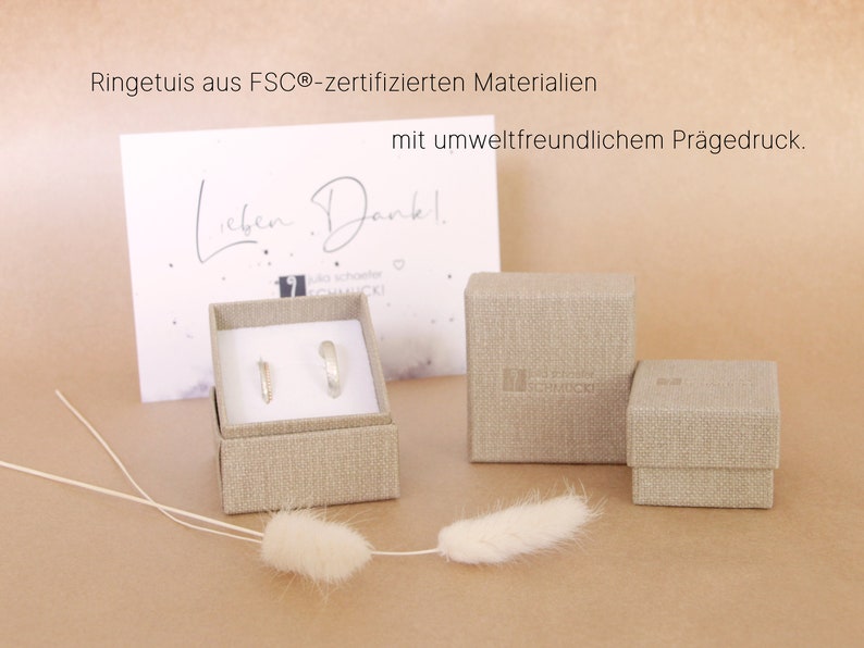 Trauring Etuis, beigefarben mit strukturiertem Canvas-Papier, FSC® zertifizierte Materialien mit umweltfreundlichem Prägedruck.