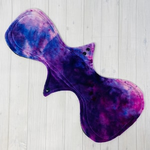 18-Zoll-schwere wiederverwendbare Übernacht-Tuchpads, waschbare Menstruationspads, Postpartum-Tuchpads, große Pads, großes Pad, blauer und lila Bambusvelour