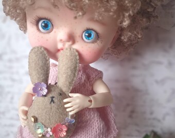 BJD Miniaturowy filcowy koralikowy kremowy króliczek z haftowanymi kwiatami i koralikami / Akcesoria dla lalek BJD / Zabawki BJD / Zabawka króliczek wielkanocny