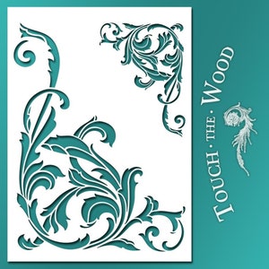 Puede incluir: Una plantilla blanca con un diseño floral decorativo en las esquinas. La plantilla está diseñada para usarse con pintura u otros medios para crear un efecto decorativo en paredes, muebles u otras superficies. El texto "TOUCH THE WOOD" está impreso en el lado derecho de la plantilla.