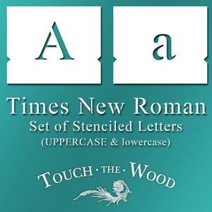 Pu&ograve; includere: Un set di stencil bianchi per dipingere lettere in font Times New Roman. Il set include lettere maiuscole e minuscole. Lo stencil &egrave; su uno sfondo turchese con il testo "Times New Roman Set of Stenciled Letters (UPPERCASE & lowercase) TOUCH THE WOOD".