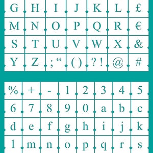 Pu&ograve; includere: Un foglio di stencil blu turchese con lettere e simboli bianchi. La riga superiore include le lettere da A a F e i simboli $ &pound; &euro; & #. La seconda riga include le lettere da G a L e i simboli &pound; &euro; & #. La terza riga include le lettere da M a R e i simboli &pound; &euro; & #. La quarta riga include le lettere da S a X e i simboli &pound; &euro; & #. La quinta riga include le lettere Y e Z e i simboli ; " ( ) ? ! @ #. La riga inferiore include i simboli % + - 1 2 3 4 5 6 7 8 9 0 a b c d e f g h i j k l m n o p q r s t u v w x y z ~.