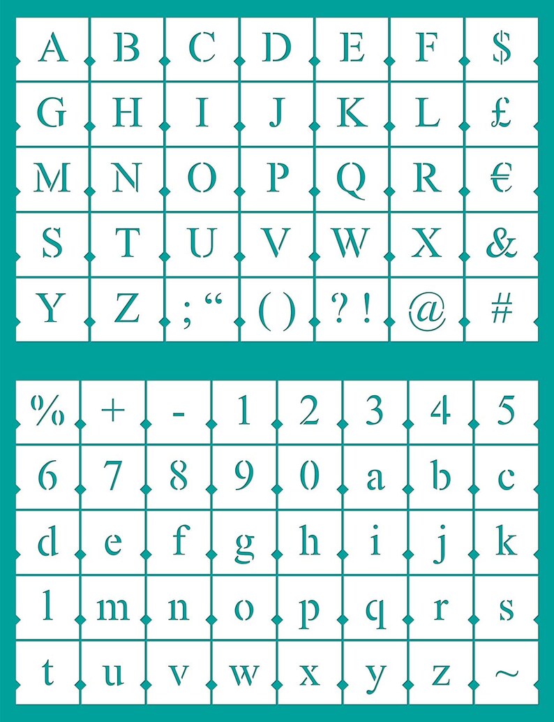 Pu&ograve; includere: Un foglio di stencil blu turchese con lettere e simboli bianchi. La riga superiore include le lettere da A a F e i simboli $ &pound; &euro; & #. La seconda riga include le lettere da G a L e i simboli &pound; &euro; & #. La terza riga include le lettere da M a R e i simboli &pound; &euro; & #. La quarta riga include le lettere da S a X e i simboli &pound; &euro; & #. La quinta riga include le lettere Y e Z e i simboli ; " ( ) ? ! @ #. La riga inferiore include i simboli % + - 1 2 3 4 5 6 7 8 9 0 a b c d e f g h i j k l m n o p q r s t u v w x y z ~.