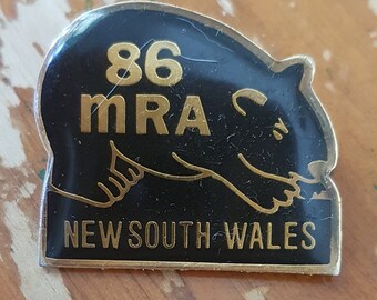 MRA 86, New South Wales, Wombat, Vintage collectible pin, revers broche, badge, blauwe wombat, aussie wombat, emaille wombat broche, retro pin