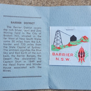 Tygmärke med scouter från Barrier New South Wales och samlarbok med små föremål - del av en samling dödsbon från 1950 till början av 1970-talet