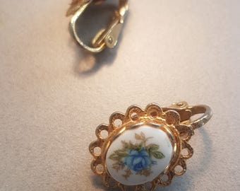 Schöne Ohrringe runden blauen Emaille rose romantische Ohrringe Goldtone mit Clip an Rücken shabby chic Stil