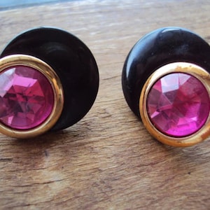 Retro pinke Ohrringe, 80er Jahre Ohrringe, Schwarz und Gold Kunststoff mit rosa Kunststoff Edelsteinen Ohrstecker