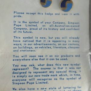 Société anonyme de Simpson pape Badge - Bleu émail sur métal doré 2 badges et éphémères souvenirs d’Australie fabrication passé
