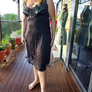 Neglige lovely vintage satin black, diva lingerie slip, slim cool strappy nightie, vintage satin nightdress, black retro satin nightdress