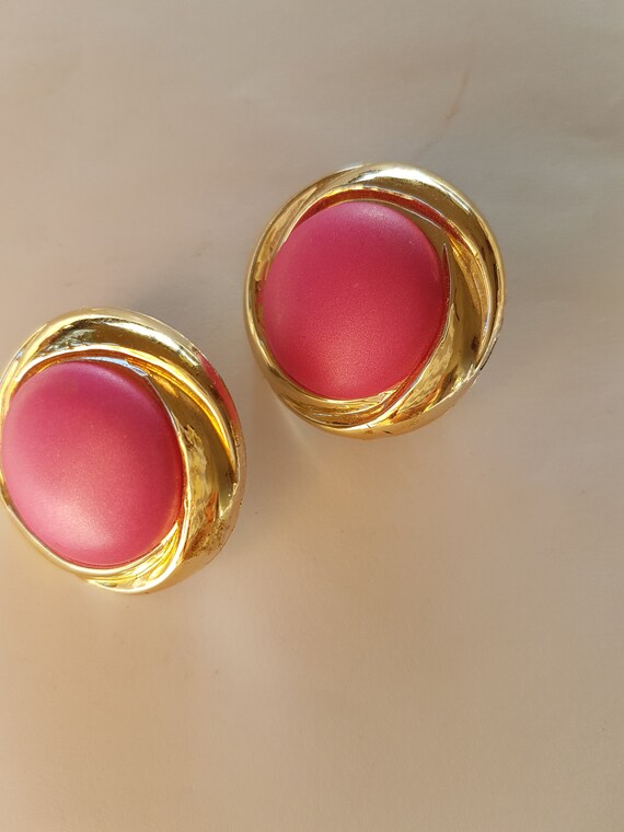 Earrings vintage stunning pink dot gold trim stat… - image 1