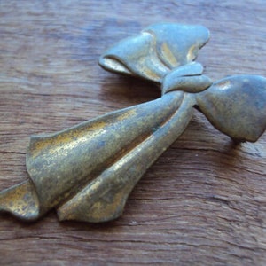 Rustic goldtone bowtie brooch