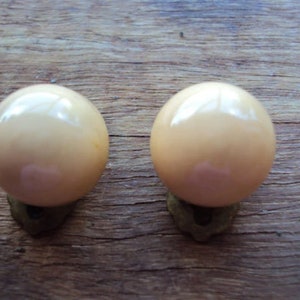 Apricot retro Kunststoff Messing Knopf Ohrringe Clip on