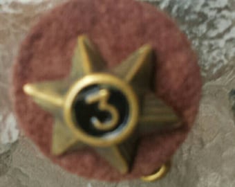 Brooch vintage 1960s scout badge with metal no. 3 on felt backing with safety pin on brasstone