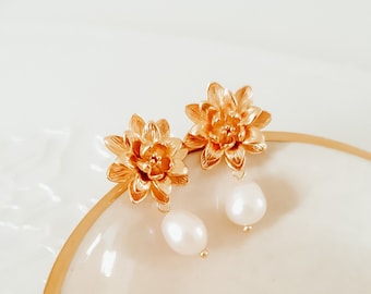 Pearl drop earrings - Gold pearl wedding earrings - Floral pearl earrings - Pearl wedding jewellery - Gold wedding earrings - Flower earring