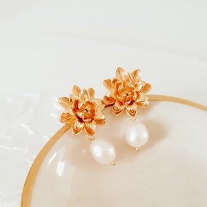Pearl drop earrings - Gold pearl wedding earrings - Floral pearl earrings - Pearl wedding jewellery - Gold wedding earrings - Flower earring