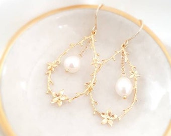 Gold drop wedding earrings - Bridal drop earrings - Pearl wedding earrings - Wedding earrings for brides - Floral drop earrings for brides