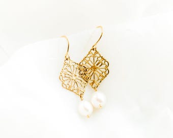 Orecchini in filigrana di perle d'acqua dolce, orecchini delicati in ottone, orecchini elaborati, orecchini da sposa boho, orecchini delicati in ottone