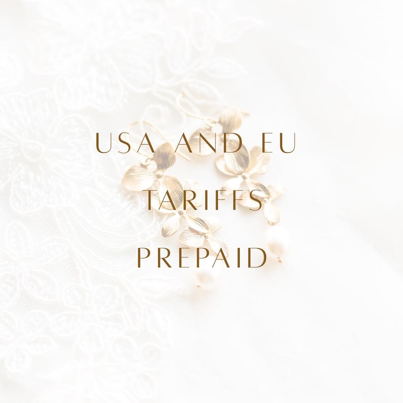 K&ouml;nnte beinhalten: Goldfarbene Ohrh&auml;nger mit zarten bl&uuml;tenf&ouml;rmigen Elementen und kleinen wei&szlig;en Perlen an der Unterseite. Der Text USA AND EU TARIFFS PREPAID ist &uuml;ber das Bild gelegt. Die Ohrringe haben eine polierte Oberfl&auml;che und Hakenverschl&uuml;sse.