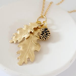Collar de hoja de roble y piña doradas - Joyería inspirada en la naturaleza