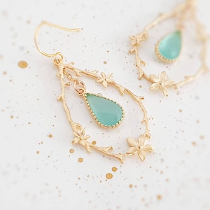 Gold flower earrings, bridal earrings,  bridesmaids earrings, wedding jewellery, gold drop earrings, summer earrings, floral drop earrings