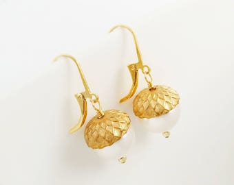 Gold pearl earrings, pearl acorn earrings, gold acorn earrings, woodland earrings, autumn jewellery, nature lover gift, fall earrings