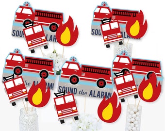Op de afbeelding: Set van 10 rode en witte brandweerwagen-thema middelpunten voor een feestje. De middelpunten bevatten brandweerwagens, vlammen en de tekst "Sound the Alarm!"
