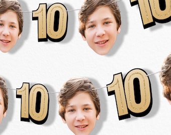 Puede incluir: Una guirnalda festiva con el número "10" en purpurina dorada y un contorno negro, intercalada con imágenes de un joven sonriente. La guirnalda está ensartada en una cuerda blanca, perfecta para un cumpleaños.
