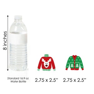 Puede incluir: Una botella de agua transparente, de unos 20 cm de altura, junto a dos recortes de su&eacute;teres navide&ntilde;os. Un su&eacute;ter es rojo con un dise&ntilde;o de reno, y el otro es verde con &aacute;rboles de Navidad. Cada recorte mide 7 x 6,3 cm.
