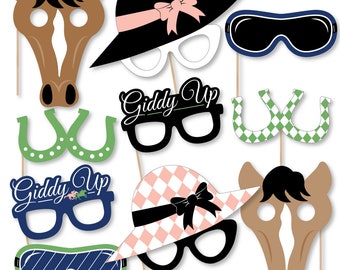 Könnte beinhalten: Eine Sammlung von Foto-Requisiten zum Thema Pferderennen. Enthält Pferdekopfmasken, Brillen mit dem Text "Giddy Up", Hüte und Hufeisen-Ausschnitte. Die Requisiten sind in verschiedenen Farben gehalten.