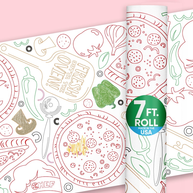 Puede incluir: Rollo de papel blanco con dise&ntilde;o de pizza. Ilustraciones delineadas de porciones de pizza, verduras y una pala de pizza. El rollo mide 2,13 metros y est&aacute; hecho en los EE. UU.