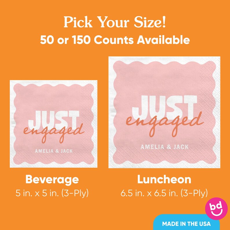 Op de afbeelding: Roze en witte "Just Engaged" servetten met geschulpte randen. De drankmaat is 12,7 cm x 12,7 cm en de lunchmaat is 16,5 cm x 16,5 cm. De servetten zijn 3-laags en bevatten de namen Amelia & Jack.