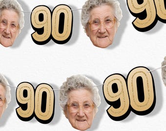 Pode incluir: Uma faixa decorativa com o número "90" em glitter dourado com contorno preto, intercalada com imagens de uma mulher idosa com óculos. A faixa é pendurada em uma corda branca, ideal para uma festa de 90 anos.