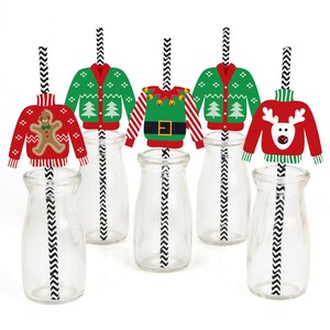 Pode incluir: Conjunto de seis canudos de papel com tema natalino com designs de su&eacute;teres feios vermelhos e verdes. Os canudos s&atilde;o decorados com um homem de gengibre, uma rena, um duende e uma &aacute;rvore de Natal. Os canudos s&atilde;o inseridos em garrafas de vidro transparentes com padr&otilde;es de chevron preto e branco.
