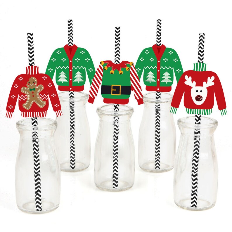 Pode incluir: Conjunto de seis canudos de papel com tema natalino com designs de su&eacute;teres feios vermelhos e verdes. Os canudos s&atilde;o decorados com um homem de gengibre, uma rena, um duende e uma &aacute;rvore de Natal. Os canudos s&atilde;o inseridos em garrafas de vidro transparentes com padr&otilde;es de chevron preto e branco.