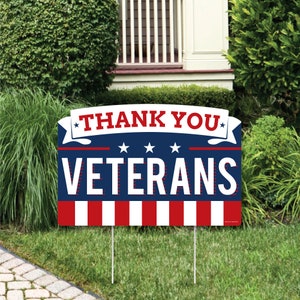 Puede incluir: Un cartel de jard&iacute;n rojo, blanco y azul con el texto "Thank You Veterans" y tres estrellas blancas. El cartel tiene un borde a rayas rojo, blanco y azul.