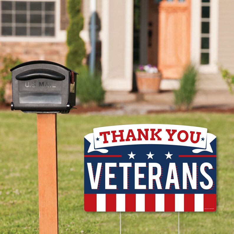 Puede incluir: Un cartel de jard&iacute;n rojo, blanco y azul con el texto "Thank You Veterans" en letras blancas. El cartel tiene un fondo azul con estrellas blancas y un borde a rayas rojo, blanco y azul.