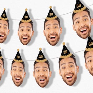 Puede incluir: Una guirnalda de fiesta con recortes repetidos del rostro de un hombre, cada uno con un gorro de fiesta negro y dorado con el número 30 impreso. Los recortes están unidos por un cordel blanco, creando una decoración para un cumpleaños.