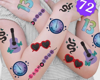 Puede incluir: Un conjunto de tatuajes temporales con una variedad de diseños, que incluyen una guitarra, gafas de sol, un reloj, una serpiente y las palabras "Calm Down" y "Meet me at". Los tatuajes son de varios colores, incluyendo rosa, azul, verde y negro.