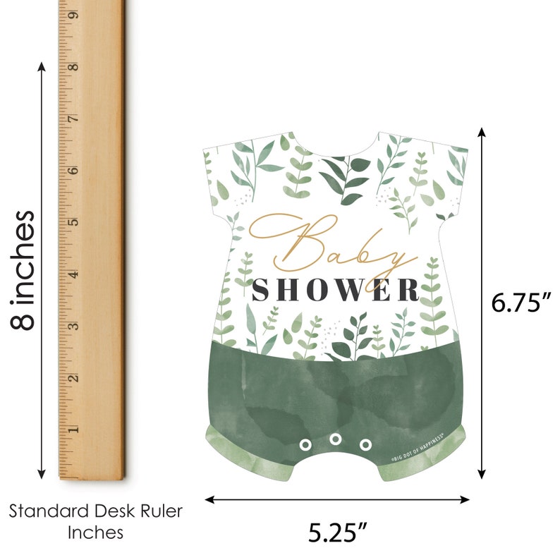 Pode incluir: Um macac&atilde;o branco para beb&ecirc; com um padr&atilde;o de folhas verdes e o texto "Baby Shower" em letras douradas. O macac&atilde;o tem 17,1 cm de altura e 13,3 cm de largura.