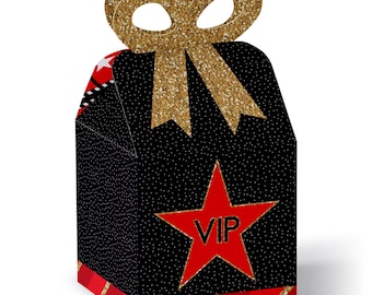 Puede incluir: Caja de regalo negra y roja con un lazo de purpurina dorada y una estrella roja con la palabra "VIP" en ella. La caja tiene un patrón de lunares negros y blancos y un fondo a rayas rojo y dorado.