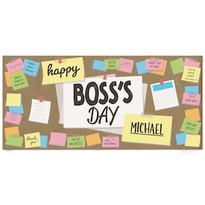 Puede incluir: Un tablón de anuncios rectangular de corcho marrón con un cartel blanco grande con el texto negro "happy BOSS'S DAY" y un cartel amarillo con "MICHAEL" impreso. Numerosas notas adhesivas de colores con mensajes escritos están fijadas.