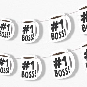 Puede incluir: Una guirnalda decorativa con varios recortes en forma de taza blanca unidos por un cordel fino. Cada taza tiene impreso el texto negro #1 BOSS! y muestra un líquido marrón oscuro en el interior del borde superior de la taza.
